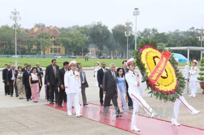 Trong chương trình thăm chính thức Việt Nam, sáng 18/4/2017, Thủ tướng Sri lanka Ranil Wickremesinghe đặt vòng hoa và vào Lăng viếng Chủ tịch Hồ Chí Minh. Ảnh: Doãn Tấn/TTXVN